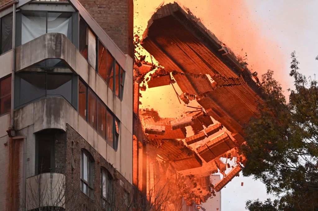 Flammeninferno in Sydney lässt Gebäude einstürzen