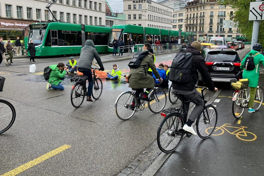 Klimaaktivisten legen Basler Verkehr lahm