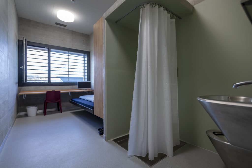 Messerangriff im Bässlergut: Häftling (35) wegen versuchten Mordes angeklagt